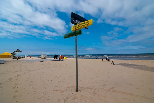 Drogowskaz na plaży w Jurmale — Zdjęcie stockowe