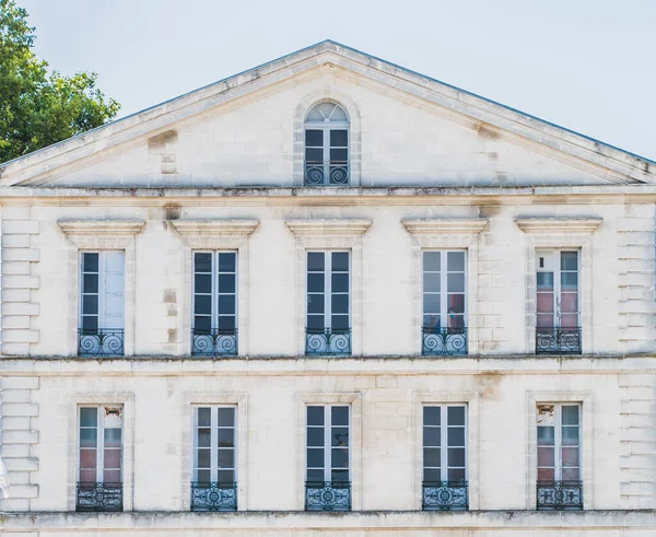 Edifício Arquitetônico Com Janelas Grades Rochefort França — Fotografia de Stock
