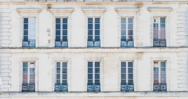 Архітектурний Будинок Вікнами Поручнями Рошфорті Франції — стокове фото
