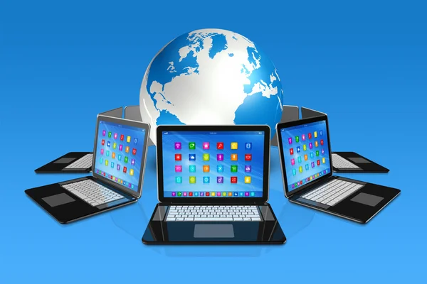 Laptopcomputers rondom wereldbol — Stockfoto
