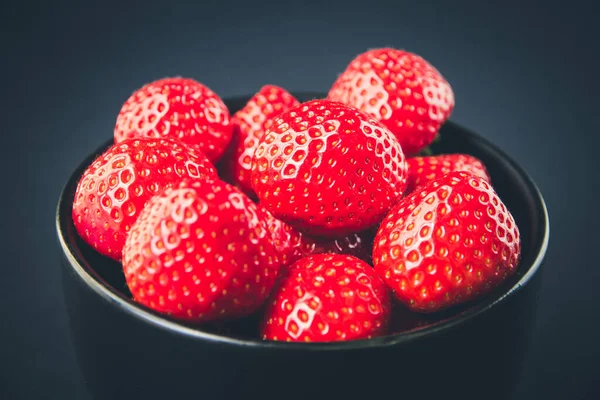 Fresas Tazón Fondo Negro Estudio Rodaje —  Fotos de Stock