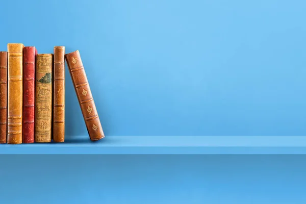 青い棚の上に古い本の行 水平背景 — ストック写真