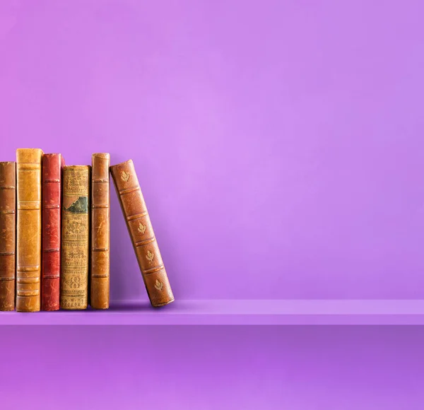 紫色の棚に古い本の行 スクエアシーンの背景 — ストック写真