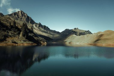 Grand-Bornand, Haute-savoie, Fransa 'da gün doğumunda Lessy Gölü ve Dağ manzarası