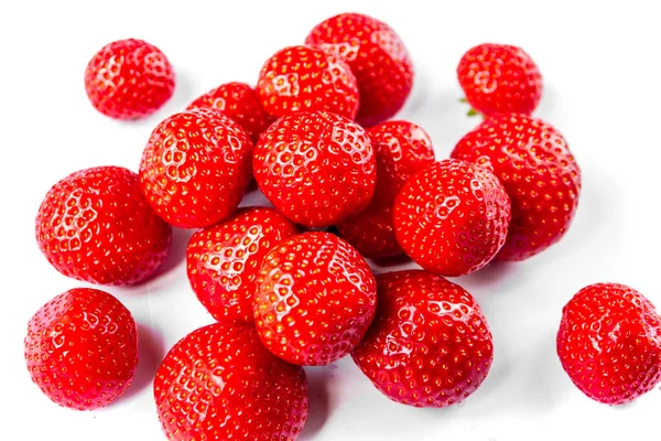 Erdbeeren Isoliert Auf Weißem Hintergrund Studioaufnahmen — Stockfoto