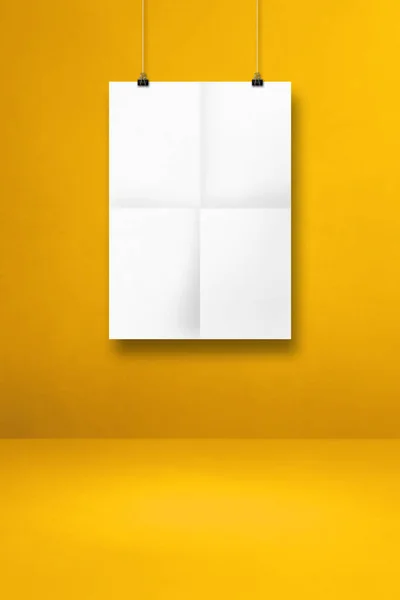白い折り畳まれたポスタークリップが黄色の壁にかかっています ブランクモックアップテンプレート — ストック写真