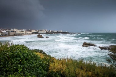Fırtına sırasında Biarritz 'in sahil ve deniz kıyısında. panoramik manzara