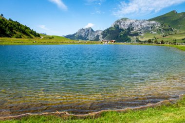 Grand-Bornand, Haute-savoie, Fransa 'daki Lac De La Cour ve Dağ manzarası
