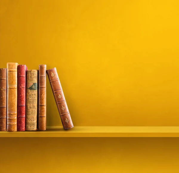 黄色の棚に古い本の行 スクエアシーンの背景 — ストック写真