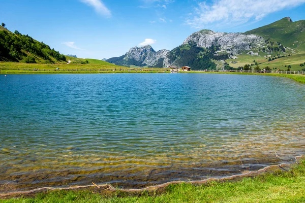 Grand-Bornand, Haute-savoie, Fransa 'daki Lac De La Cour ve Dağ manzarası