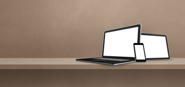 Laptop, cep telefonu ve tablet dijital tablet kahverengi duvar rafında. Afiş arka planı. 3B Görüntü
