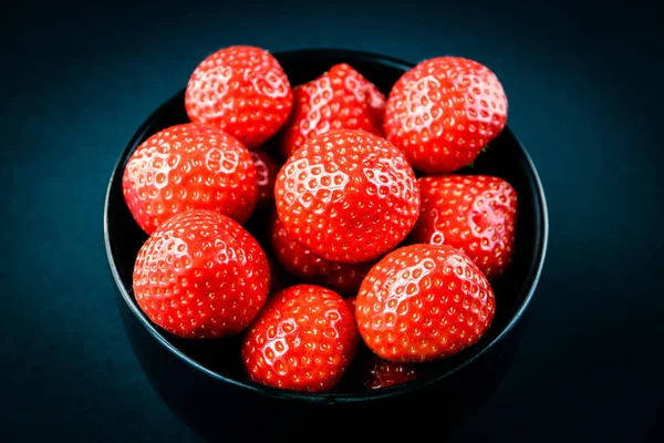 Erdbeeren Einer Schüssel Schwarzer Hintergrund Studioaufnahmen — Stockfoto