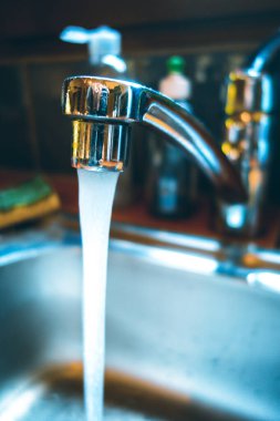 Su musluğu, musluk, mutfak manzarası.