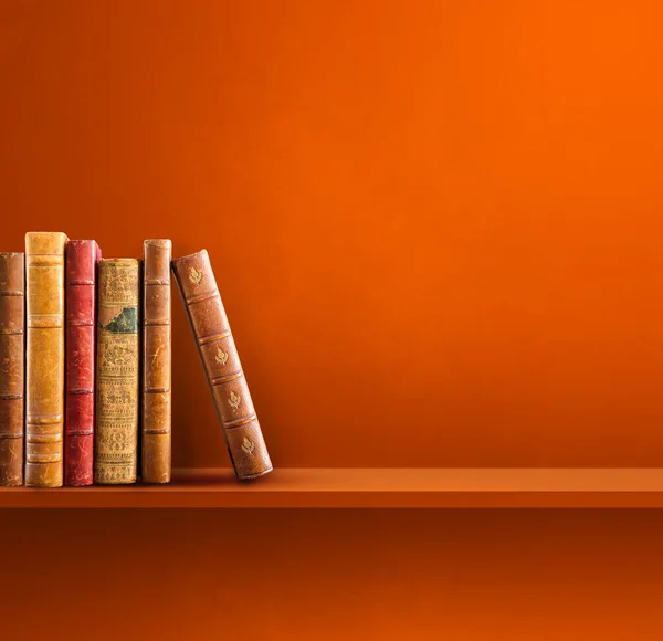 オレンジの棚に古い本の行 スクエアシーンの背景 — ストック写真