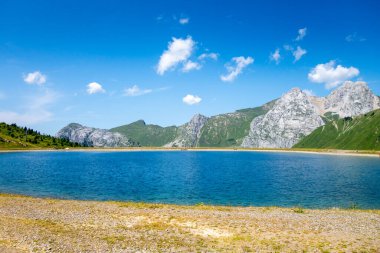 Maroly Gölü ve Dağ manzarası Grand-Bornand, Haute-savoie, Fransa