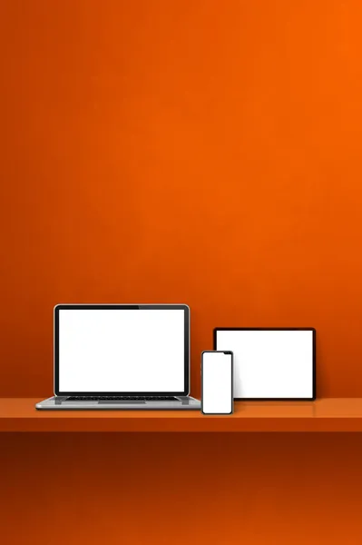 オレンジ色の壁の棚のラップトップ 携帯電話 デジタルタブレットPc 縦の背景 3Dイラスト — ストック写真