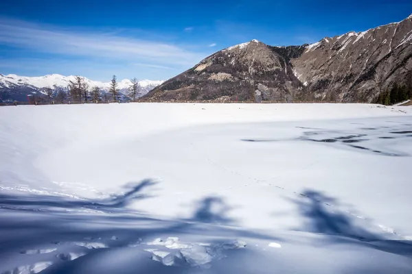 Kışın Kar Altında Dağ Manzarası Donmuş Göl — Stok fotoğraf
