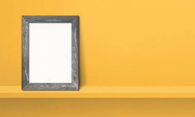Sarı bir rafa yaslanmış ahşap resim çerçevesi. 3 boyutlu illüstrasyon. Boş model şablonu. Yatay Pankart