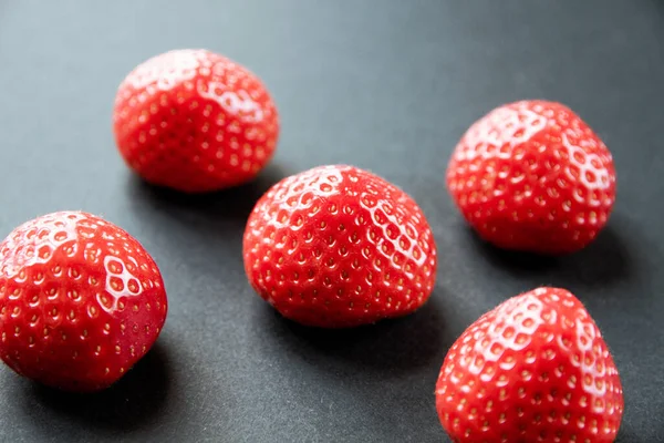 Erdbeeren Auf Schwarzem Tisch Studioaufnahmen — Stockfoto
