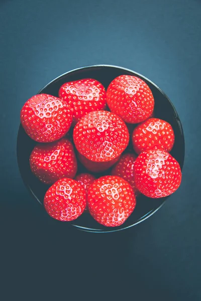 Fragole Una Ciotola Fondo Nero Studio Tiro — Foto Stock