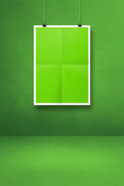 Зеленый Сложенный Плакат Висит Чистой Стене Зажимами Пустой Шаблон Макета — стоковое фото