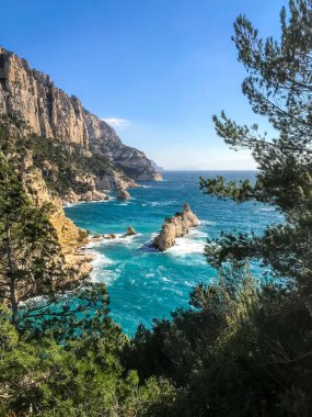 Calanques deniz manzarası ve dağlar, Marsilya dereleri, Fransa