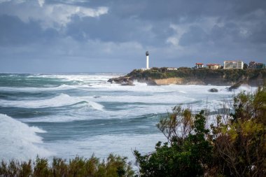 Fırtına sırasında Biarritz 'in sahil ve deniz kıyısında. panoramik manzara