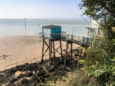 Talmont sur Gironde, Fransa 'da geleneksel balıkçı kulübesi ve ağ - Carrelet