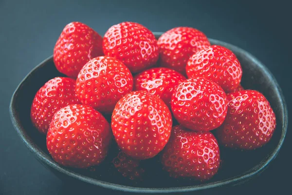 Fraises Dans Bol Fond Noir Tournage Studio — Photo