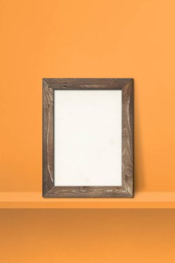 Turuncu rafa yaslanmış ahşap çerçeve. 3 boyutlu illüstrasyon. Boş model şablonu. Dikey arkaplan