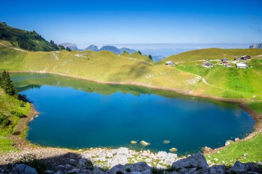 Grand-Bornand, Haute-savoie, Fransa 'daki Lac De Lessy ve Dağ manzarası