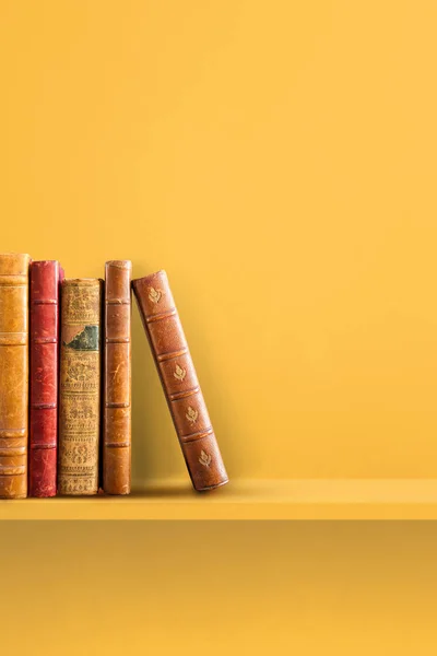 Row Old Books Yellow Shelf Vertical Background Scene — Stock Photo, Image