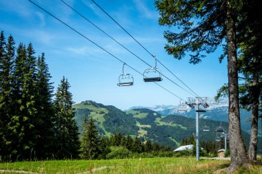 Yazın sandalye kaldırma. La Clusaz, Haute-Savoie, Fransa