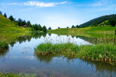 La Clusaz, Haute-savoie, Fransa 'da Kapalı Göl ve Dağ manzarası
