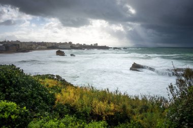 Fırtına sırasında Biarritz 'in sahil ve deniz kıyısında. panoramik manzara