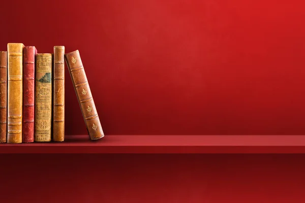 赤の棚に古い本の行 水平背景 — ストック写真