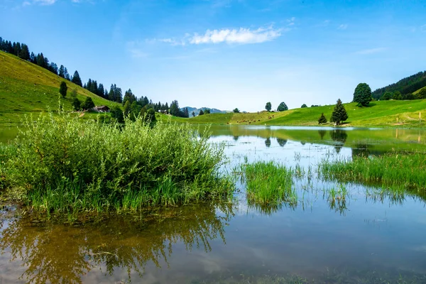 La Clusaz, Haute-savoie, Fransa 'da Kapalı Göl ve Dağ manzarası