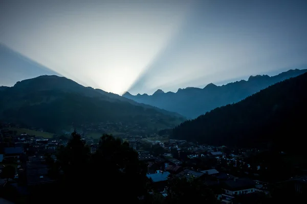 Ηλιοβασίλεμα Στο Χωριό Grand Bornand Και Την Οροσειρά Aravis Γαλλία — Φωτογραφία Αρχείου