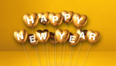 Altın rengi mutlu yeni yıl kalp şekilli balonlar sarı beton arka planda. Yatay pankart. 3B illüstrasyon oluşturucu