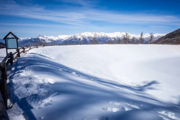 Krajobraz Górski Pod Śniegiem Zimie Zamarznięte Jezioro — Zdjęcie stockowe