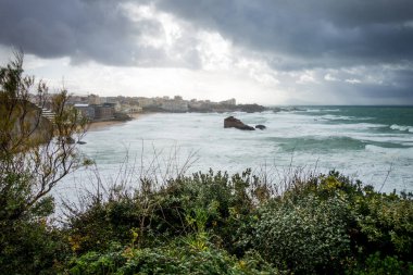 Fırtına sırasında Biarritz 'in sahil ve deniz kıyısında. panoramik manzara