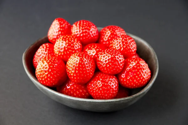 Aardbeien Een Kom Zwarte Achtergrond Studioshoot — Stockfoto