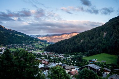 Grand-Bornand köyünde gün batımı ve Aravis sıradağları, Fransa
