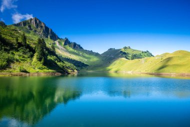 Grand-Bornand, Haute-savoie, Fransa 'daki Lac De Lessy ve Dağ manzarası
