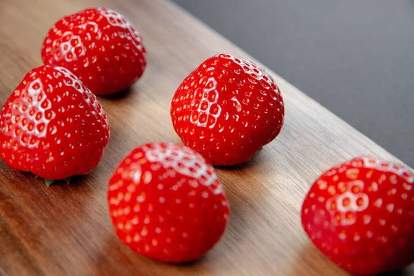 Erdbeeren Auf Einem Holzschneidebrett Schwarzer Hintergrund — Stockfoto