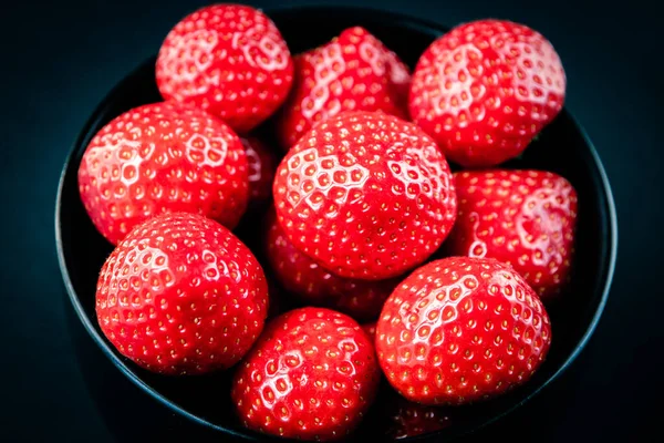 Fraises Dans Bol Fond Noir Tournage Studio — Photo