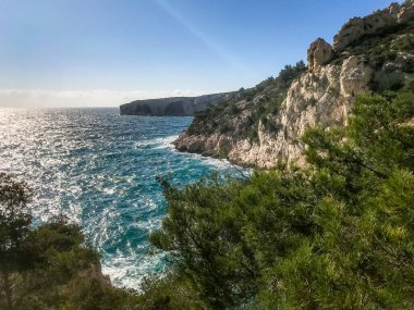 Calanques deniz manzarası ve dağlar, Marsilya dereleri, Fransa