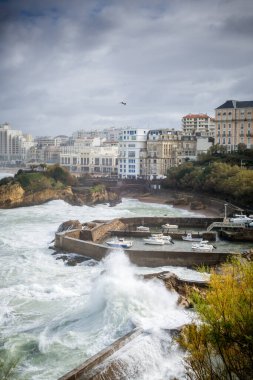 Fırtına sırasında Biarritz 'in sahil ve deniz kıyısında. panoramik manzara
