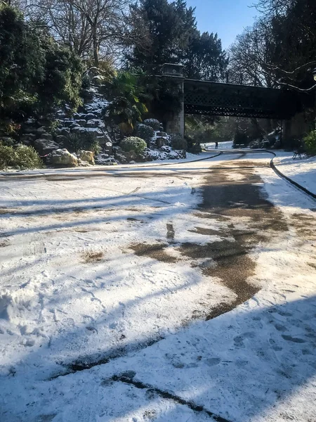 Buttes Chaumont Park Unter Dem Schnee Winter Paris Frankreich — Stockfoto