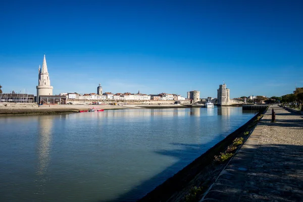 La Rochelle - Fransa - 27 Ekim 2021: Eski liman ve kuleler